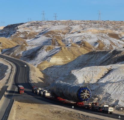 ▲CJ대한통운이 지난 2018년 수행한 초중량 플랜트 기자재 프로젝트 물류. 우즈벡으로 향하는 중량물 운송차량들이 카자흐스탄 망기스타우 지역의 마나타힐을 오르고 있다. ⓒCJ대한통운