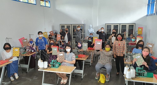 ▲ⓒ KT&G가 인도네시아 말랑(Malang) 소재 UKCW(Universitas Kristen Cipta Wacana) 대학 내에 ‘KT&G 인니 직업훈련센터’를 신설하고 지난 10일부터 무료 기술교육을 시작했다. 사진은 직업훈련센터 내 강의실에서 교사와 직원, 교육생들이 단체사진을 찍고 있는 모습