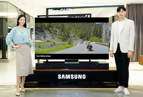 ▲삼성전자 모델이 경기도 수원시 삼성전자 수원 디지털시티에서 Neo QLED TV 제품으로 8K 영화 "투 옐로우 라인"을 선보이고 있다. ⓒ삼성전자