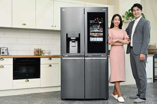 ▲LG전자가 고객 라이프 스타일에 맞춰 편의성을 높인 '디오스 스마트 얼음정수기 냉장고'를 29일 출시한다. 모델들이 신제품을 소개하고 있다. ⓒLG전자