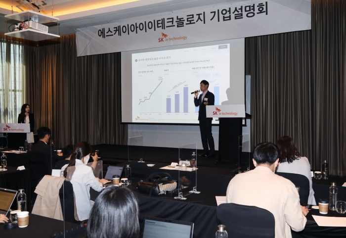 ▲SK이노베이션의 소재사업 자회사 SK아이이테크놀로지 노재석 대표가 22일 서울 여의도 콘래드호텔에서 사업 전략을 발표하고 있다. ⓒSK
