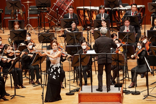 ▲지난 3월 30일 금난새의 지휘, 플룻 최나경의 협연으로 성남시립교향악단의 개막공연이 진행되고 있다. ⓒ한화그룹