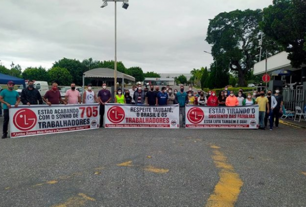 ▲7월 공장 폐쇄가 확정된 LG전자 따우빠테 공장 직원들이 지난달 파업에 나섰다. ⓒLG전자 브라질 현지 노조