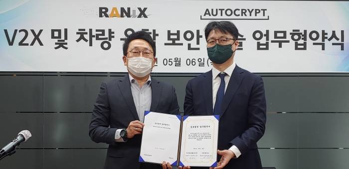 ▲ ㈜라닉스의 최승욱 대표(왼쪽)와 아우토크립트㈜의 김의석 대표(오른쪽)가 V2X 및 차량 융합 보안 기술에 대한 업무협약을 체결했다. ⓒ라닉스