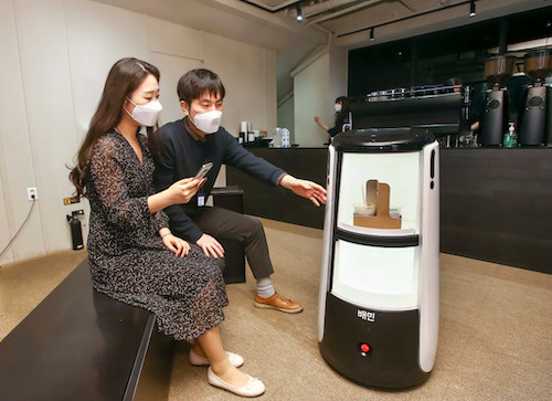 ▲D타워 광화문에서 배달로봇 딜리타워를 이용해 커피 배달 서비스를 시연하고 있다. ⓒ우아한형제들