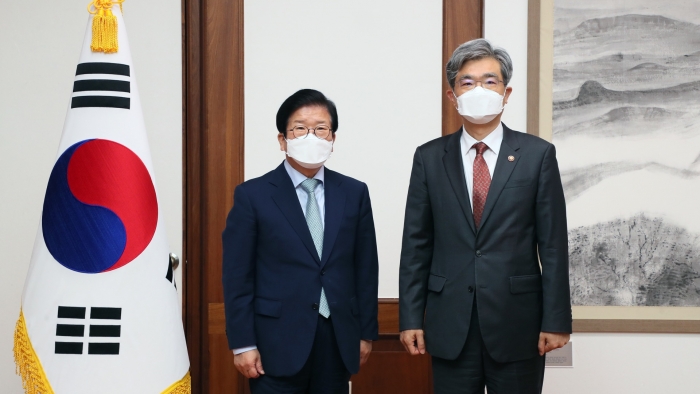▲17일 박병석 국회의장(왼쪽)과 의장실을 방문한 김상환 신임 법원행정처장. ⓒ국회