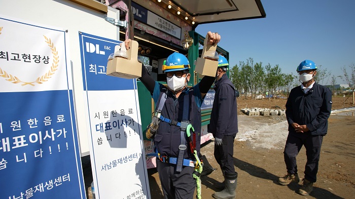 ▲ 18일 서울 강서구 방화동 DL이앤씨 서남물재생센터 현장에 근로자들을 위한 커피차가 배달됐다. ⓒDL이앤씨