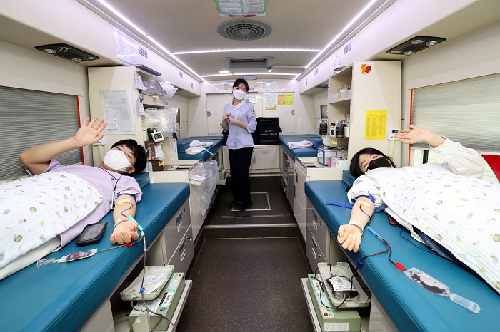 ▲ 대우건설 직원들이 헌혈 캠페인에 참여하고 있는 모습. ⓒ대우건설