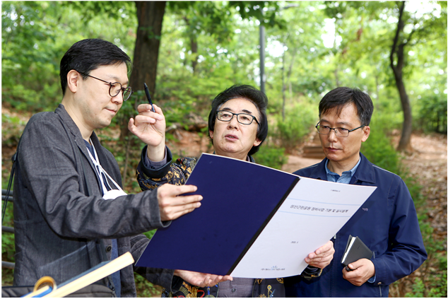 ▲김기덕 서울시의원이 2020년 5월 성산근린공원(성미산)을 방문해 현장을 점검하고 있다. ⓒ서울시의회