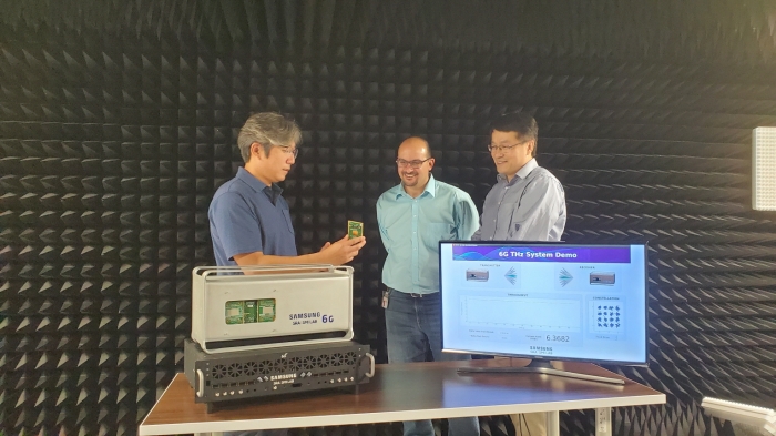 ▲삼성전자의 삼성리서치 아메리카(SRA) 실험실에서 삼성전자 연구원들이 140 GHz 통신 시스템을 시연하고 있다. ⓒ삼성전자