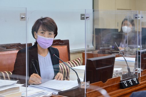 ▲김경영 시의원(서울시의회 보건복지위원회, 더불어민주당, 서초 제2선거구)이 지난 22일 제301회 정례회 보건복지위원회 여성가족정책실 추경예산 심의에서 질의하고 있다. ⓒ서울시의회