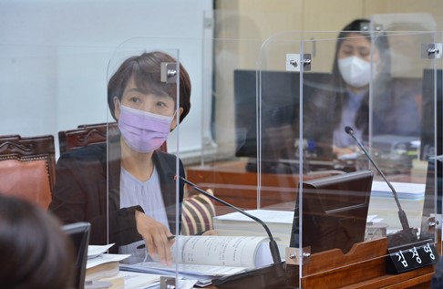 ▲서울시의회 보건복지위원회 김경영 의원(더불어민주당, 서초 제2선거구)이 지난 24일 예산결산특별위원회에서 질의하는 모습 ⓒ서울시의회