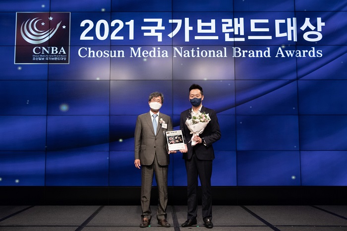 ▲ⓒ㈜다름플러스 조준환 본부장(사진 오른쪽)이 ㈜조선일보사 AD본부 이광희 본부장/국장(사진 왼쪽)으로부터 2021 국가브랜드 대상을 받았다.