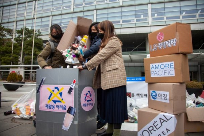 ▲재활용이 어렵다고 평가된 화장품 용기가 가득 쏟아지고 있다. ⓒ 녹색연합
