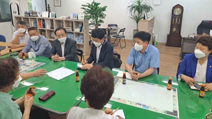 ▲(왼쪽에서 세번째)김용연 서울시의원(더불어민주당,강서4)이 지난 6월 30일 가양4단지 아파트 주민들과 간담회 중이다. ⓒ서울시의회