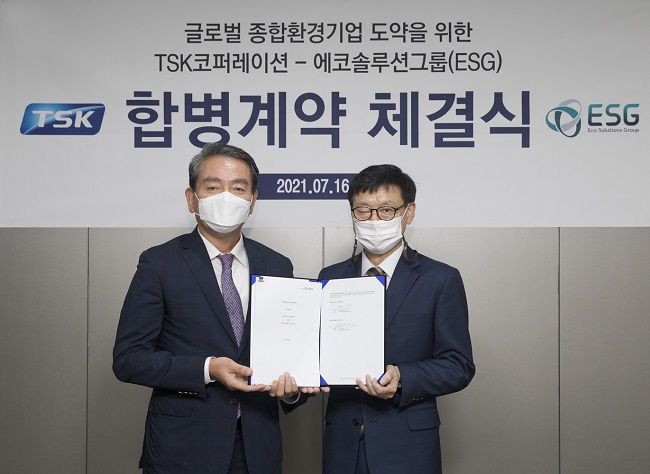 ▲ⓒ최인호 TSK코퍼레이션 대표이사(사진 왼쪽)와 김홍열 ESG 대표이사(오른쪽)가 양사 합병 계약을 체결하고 기념촬영을 하고있다.