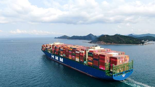▲HMM의 컨테이너선 'HMM 누리호'가 지난 4월 중국 옌톈에서 유럽을 향해 만선으로 출항하고 있다. ⓒHMM