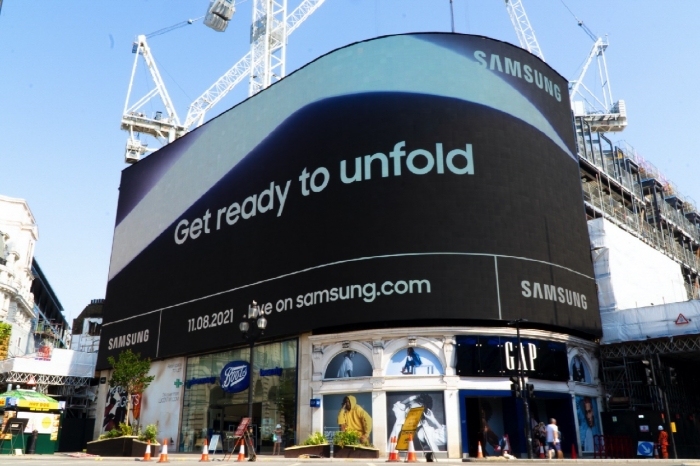▲삼성전자가 영국 런던 피카딜리 서커스 광장에 지난달 21일부터 공개한 '삼성 갤럭시 언팩 2021' 옥외광고. ⓒ삼성전자