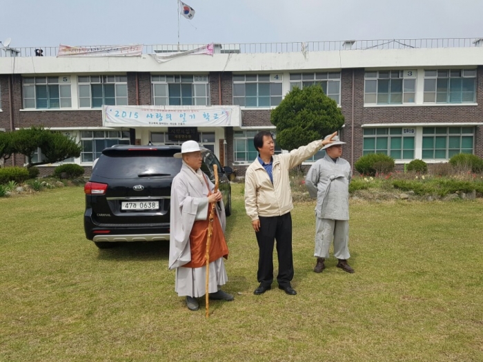 ▲사랑의 일기 연수원을 방문한 송월주 스님(사진 왼쪽)과 고진광 이사장(가운데)이 대화를 나누고 있다ⓒ인추협