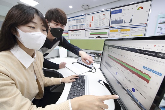 ▲KT 직원들이 ‘하이브리드 보안’을 이용하는 고객사의 트래픽의 이상유무를 점검하고 있다.ⓒKT