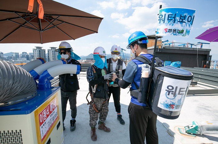 ▲그랜드앰배서더 서울 리모델링 현장에서 시원한 얼음물을 제공하고 있는 워터보이 모습. ⓒ쌍용건설