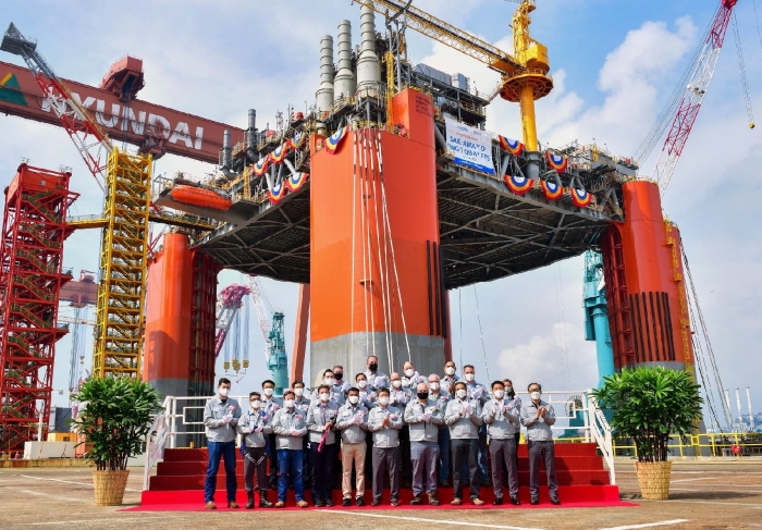 ▲한국조선해양 관계자들이 6월 미국 머피사의 킹스키 FPS 제작을 마친 후 출항식을 열고 기념촬영을 하고 있다. ⓒ한국조선해양