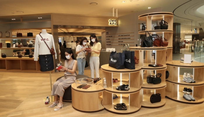 ▲경기 화성시 오산동에 위치한 롯데백화점 동탄점 2층 '카페 아페쎄'를 찾은 고객들이 매장의 다양한 볼거리와 식음료를 즐기는 모습. ⓒ롯데쇼핑