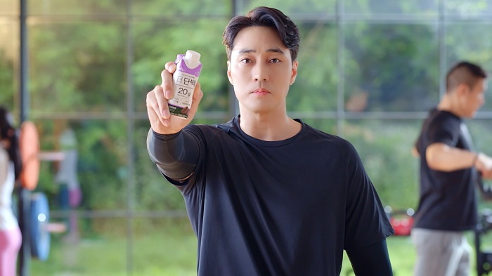 ▲빙그레 더:단백 초코맛 제품이 출시 3개월 만에 판매량 120만개를 달성했다. 사진은 빙그레 더단백 제품 광고에 출연한 배우 소지섭 모습. ⓒ빙그레