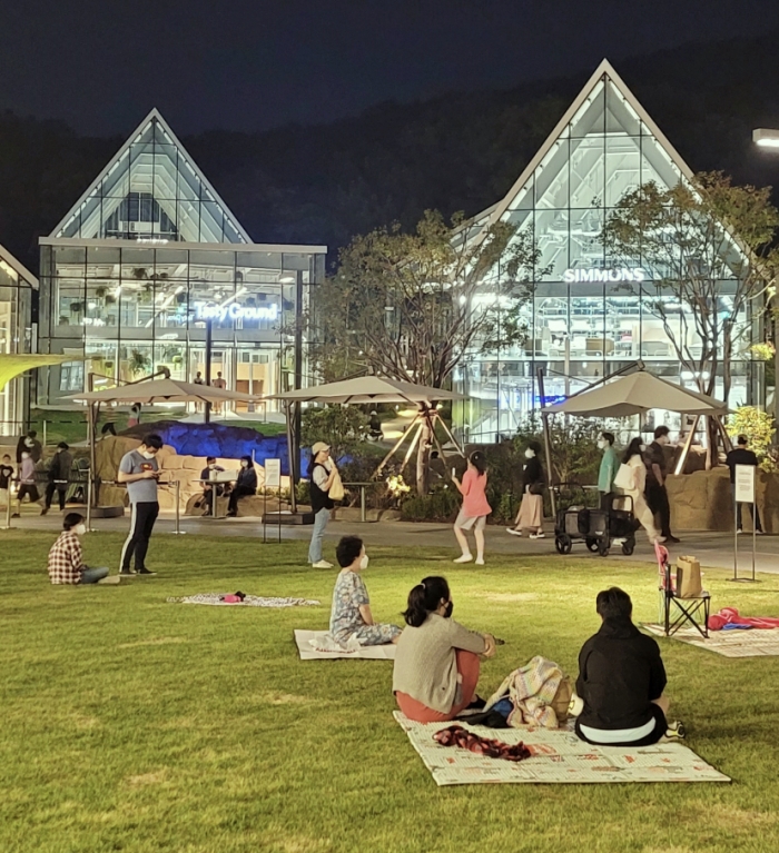 ▲경기 의왕시 학의동에 위치한 롯데프리미엄아울렛 타임빌라스를 방문한 고객들의 모습. ⓒ롯데백화점