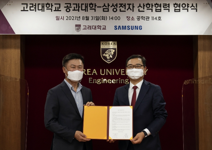 ▲이기수 삼성전자 생활가전사업부 부사장(사진 왼쪽)과 김용찬 고려대학교 공과대학장이 지난 8월 31일 서울 성북구 고려대학교 공학관에서 '친환경 에너지 연구센터 설립을 위한 업무협약'을 맺고 기념사진을 촬영했다. ⓒ삼성전자