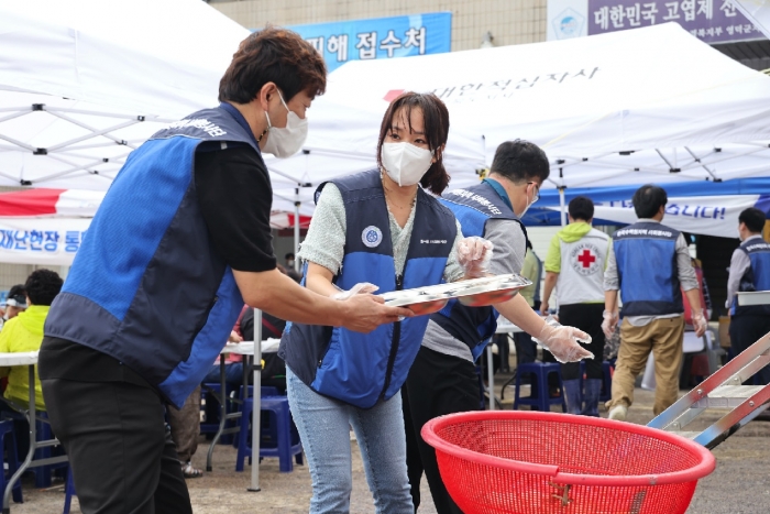 ▲한국수력원자력 봉사단들이 피해상인들을 위한 식사제공 봉사활동에 힘쓰고 있다. ⓒ한국수력원자력