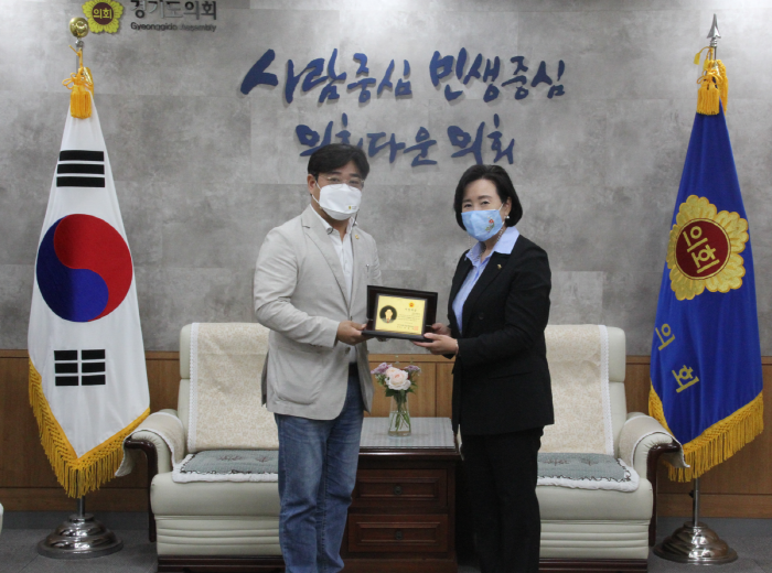 ▲의정대상 수상하는 김우석 도의원(사진 왼쪽) ⓒ경기도