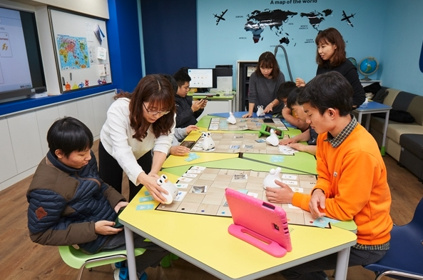 ▲'행복코딩스쿨'에 참가한 경기도 수원시 자혜학교 학생들이 코딩 수업을 받고 있는 모습. ⓒSK텔레콤