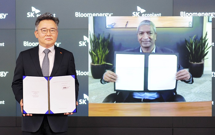 ▲박경일 SK에코플랜트 대표이사(왼쪽)와 케이알 스리다르(KR Sridhar) 블룸에너지 창업자 겸 최고경영자(CEO)가 온라인 화상시스템을 통해 계약서를 들고 기념촬영을 하고 있는 모습. ⓒSK에코플랜트
