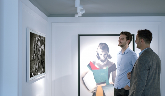 ▲프랑스 파리에 위치한 옐로우코너 갤러리에서 방문객들이 삼성 더 프레임으로 사진 작품을 감상하는 모습.ⓒ삼성전자