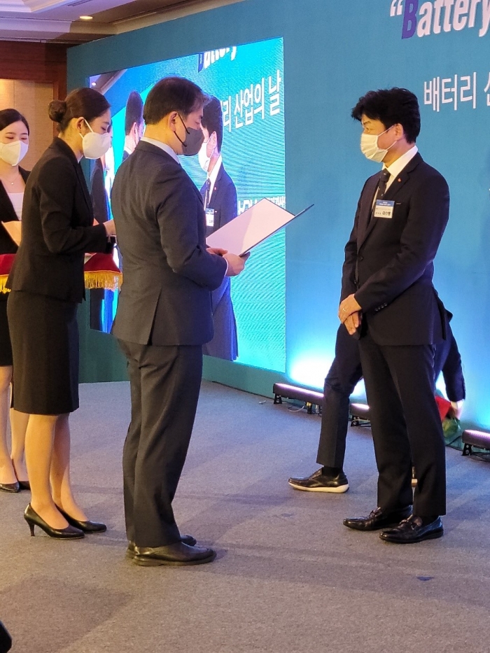 ▲이수행 SK아이이테크놀로지 글로벌생산본부장이 1일 그랜드 인터컨티넨탈 서울 파르나스에서 열린 ‘배터리 산업의 날 선포식’에서 ‘2차전지 산업 유공자 대통령 표창’을 수상하고 있다 ⓒSK아이이테크놀로지