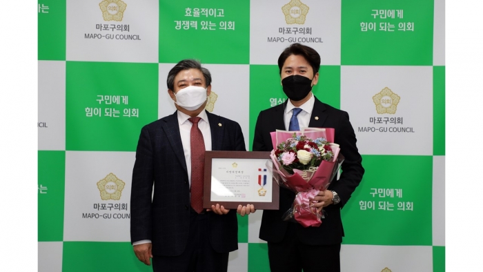 ▲조영훈 서울시구의회의장협의회장과 이민석 마포구의원(사진 오른쪽) ⓒ마포구의회