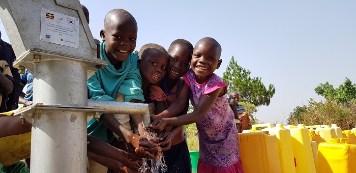 ▲우간다 아루아지역 미테마을 수리한 식수펌프에 손을 씻으며 즐거워하는 아이들 모습. ⓒ이랜드