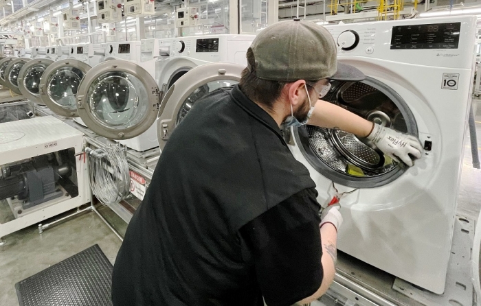 ▲ LG전자 직원이 현지시간 26일 미국 테네시주 클락스빅에 있는 세탁기 라인에서 드럼 세탁기 생산에 분주하게 움직이고 있는 모습. ⓒLG전자