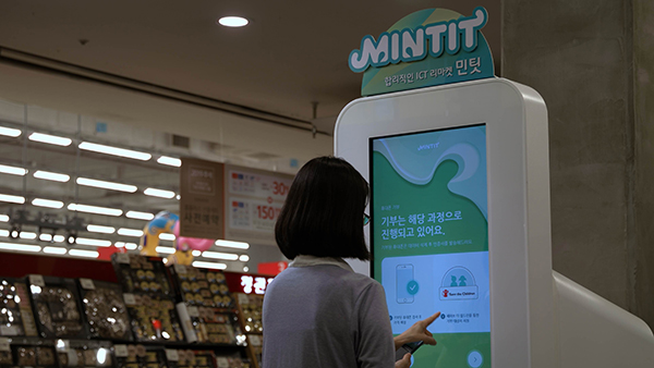 ▲SK네트웍스가 정보통신기술(ICT) 리사이클 자회사 민팃을 통해 일본 중고폰 시장 진출에 대한 검토에 나섰다. 사진은 민팃이 제작한 민팃ATM을 이용중인 고객 모습. ⓒSK네트웍스