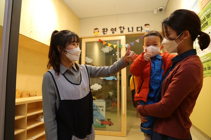 ▲올해 3월 돈의문 DL 사옥에 개원한 한숲 어린이집에 임직원 자녀가 등원하고 있다. ⓒDL이앤씨