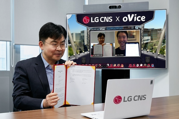 ▲최문근 LG CNS 디지털전환사업부장이 메타버스 공간에서 정세형 오비스 대표(모니터 화면 오른쪽)와 파트너십을 맺고 있다. ⓒLG CNS