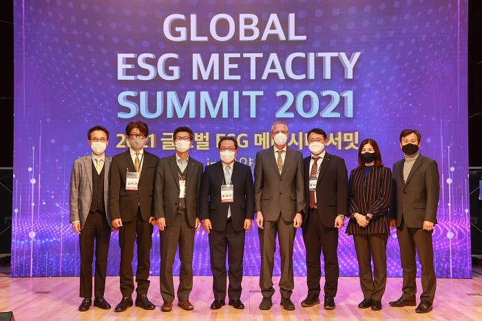 ▲2021 글로벌 ESG 메타시티 서밋(왼쪽에서 네번째 조광한 남양주시장) ⓒ남양주시
