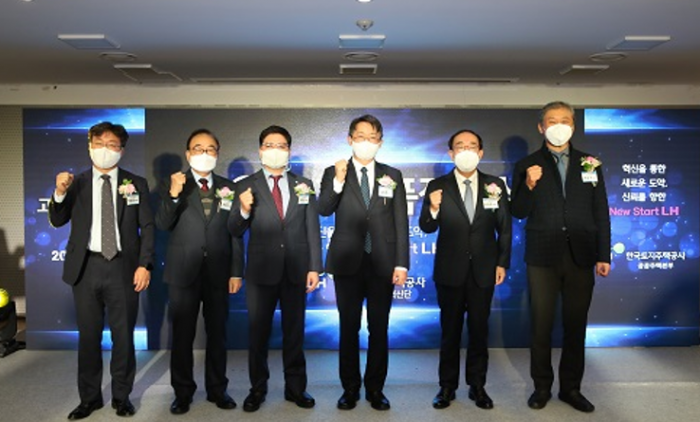 ▲김현준 LH사장(사진 오른쪽 세 번째)과 수상자들이 기념촬영을 하고 있다. ⓒ한국토지주택공사(LH)