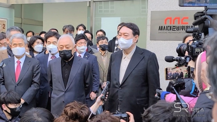 ▲윤석열 국민의힘 대선후보의 직속기구인 '새시대준비위원회'가 12일 공식 출범했다. ​출범식에는 윤 후보를 비롯해 김한길 국민의힘 새시대준비위원회 위원장(전 민주당 대표), 이수정 국민의힘 공동선거대책위원회 위원장(경기대 심리학과 교수), 조수진 의원, 전주혜 의원 등이 참석했다. ⓒSR타임스