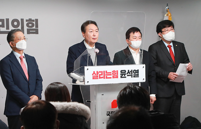 ▲윤석열 대통령 후보가 지난 6일 서울시 영등포구 여의도 국민의힘 당사에서 '신도시 재정비' 정책공약을 발표하는 모습. ⓒ국민의힘