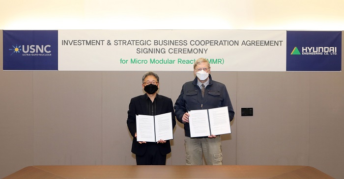 ▲김창학 현대엔지니어링 사장(왼쪽)과 프란체스코 베네리 USNC CEO가 투자협약을 체결하고 기념사진을 촬영하고 있다. ⓒ현대엔지니어링