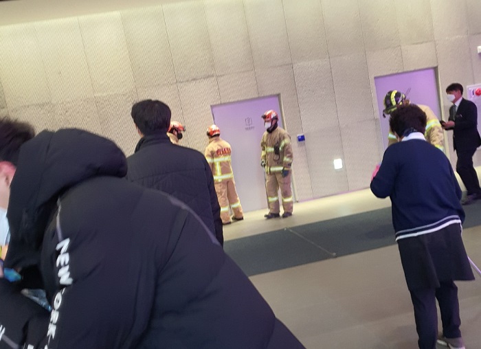 ▲21일 오후 아크로서울포레스트에 소방요원이 출동해 진동 원인 파악을 위한 조사를 진행하고 있다. ⓒ커뮤니티 캡처