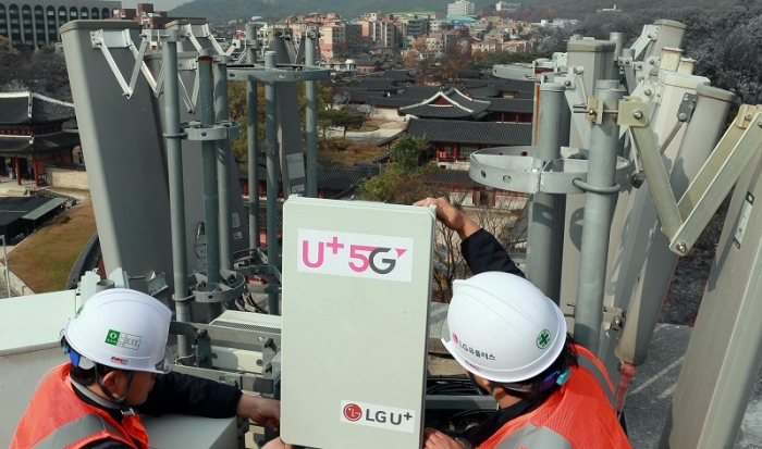 ▲LG유플러스 직원들이 5G 및 LTE 기지국을 사전 점검하는 모습. ⓒLG유플러스