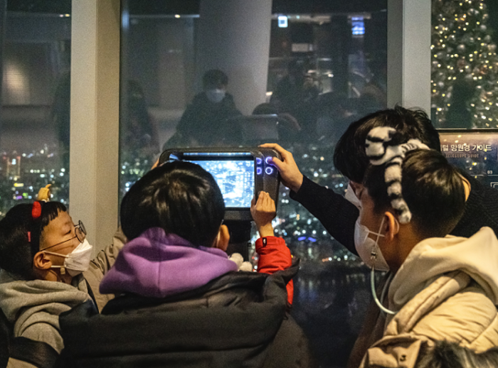 ▲SRT매거진 사회공헌활동 ‘어린이와 함께하는 따뜻한 여행’ 1월 프로그램에 참여한 어린이들과 SR 객실장이 서울 야경을 보고있다. ⓒSR